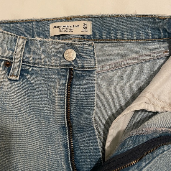 Abercrombie Ultra High-Rise Straight Jeans - Picture 3 of 3